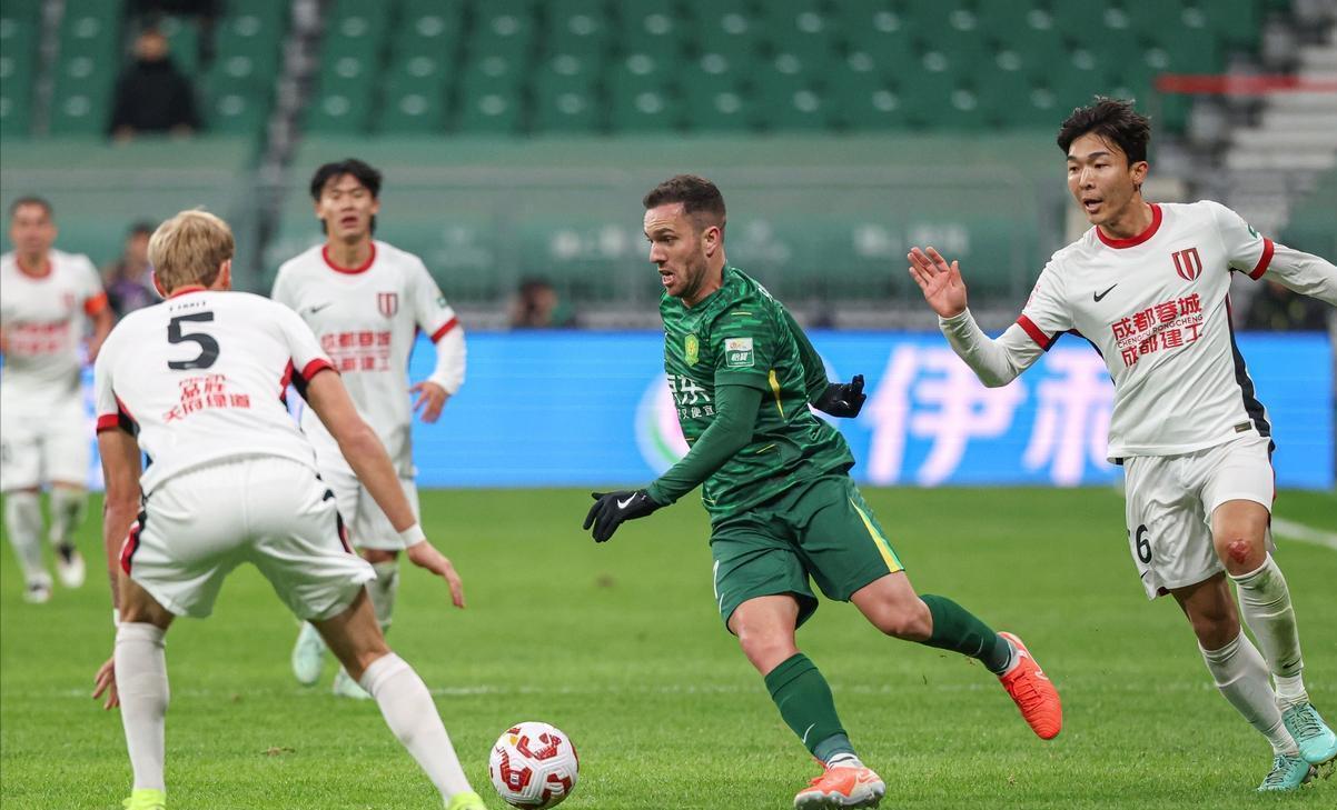 爱游戏上海申花发布备战花絮；清晨防线松动；CBA常规赛任务艰巨；阵容厚度经受考验的简单介绍