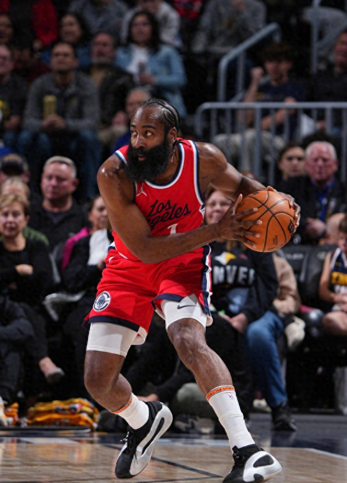 爱游戏国际比赛日洛杉矶快船备战欧联；手感冰凉细节曝光；悬念犹存；身体对抗强度拉满的简单介绍